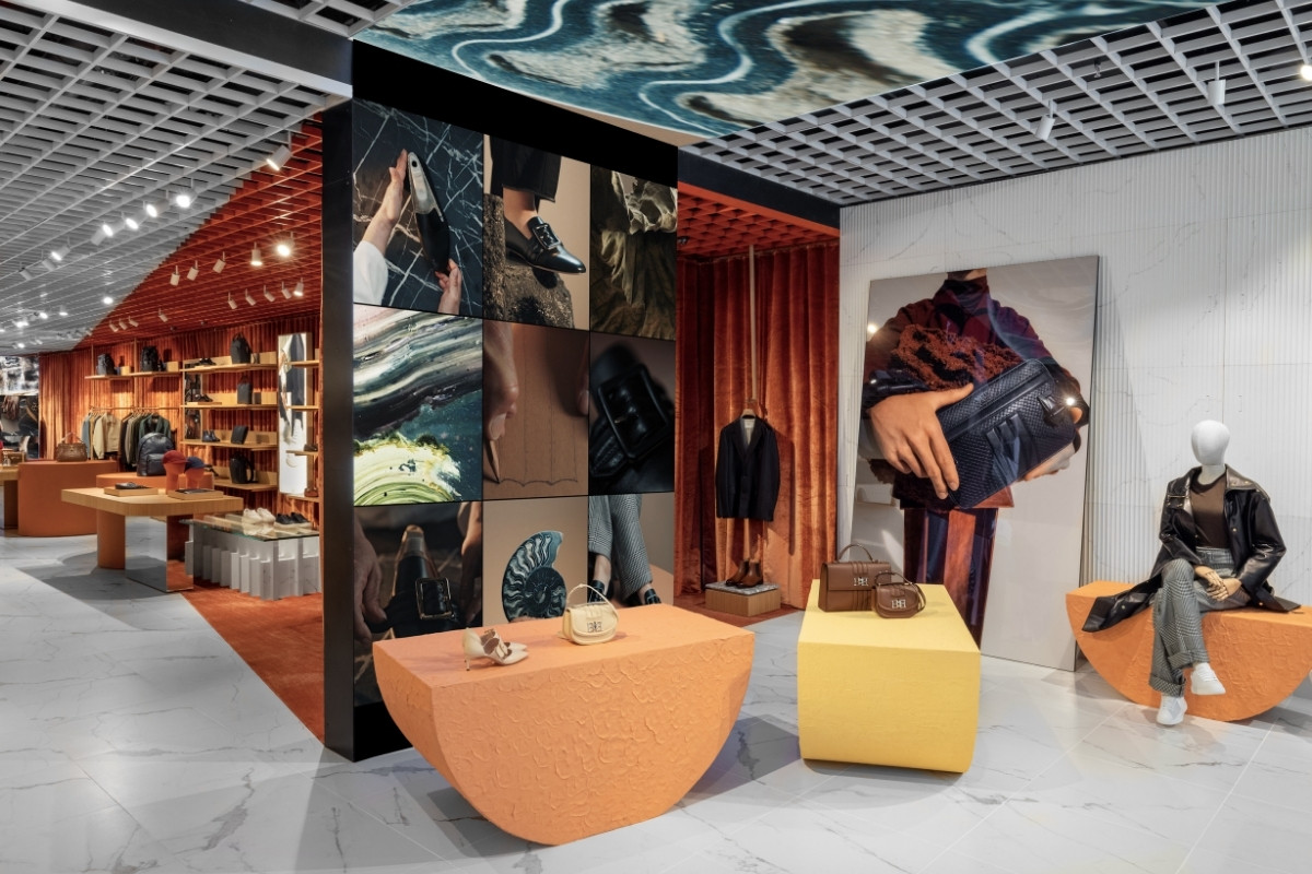 retail design, Warm Light that Bathes Manhattan Reflected in the Retail Design
