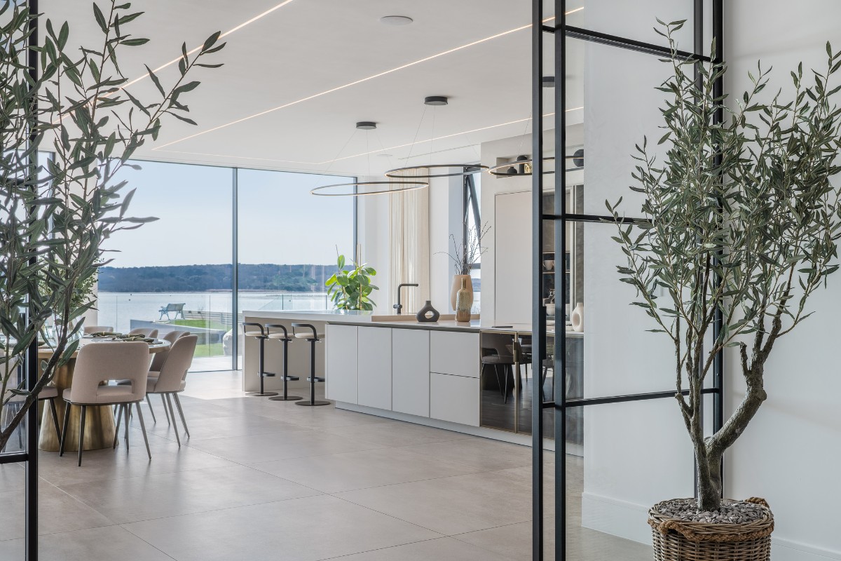A Kitchen Design Encapsulates the Calmness of Living by the Sea