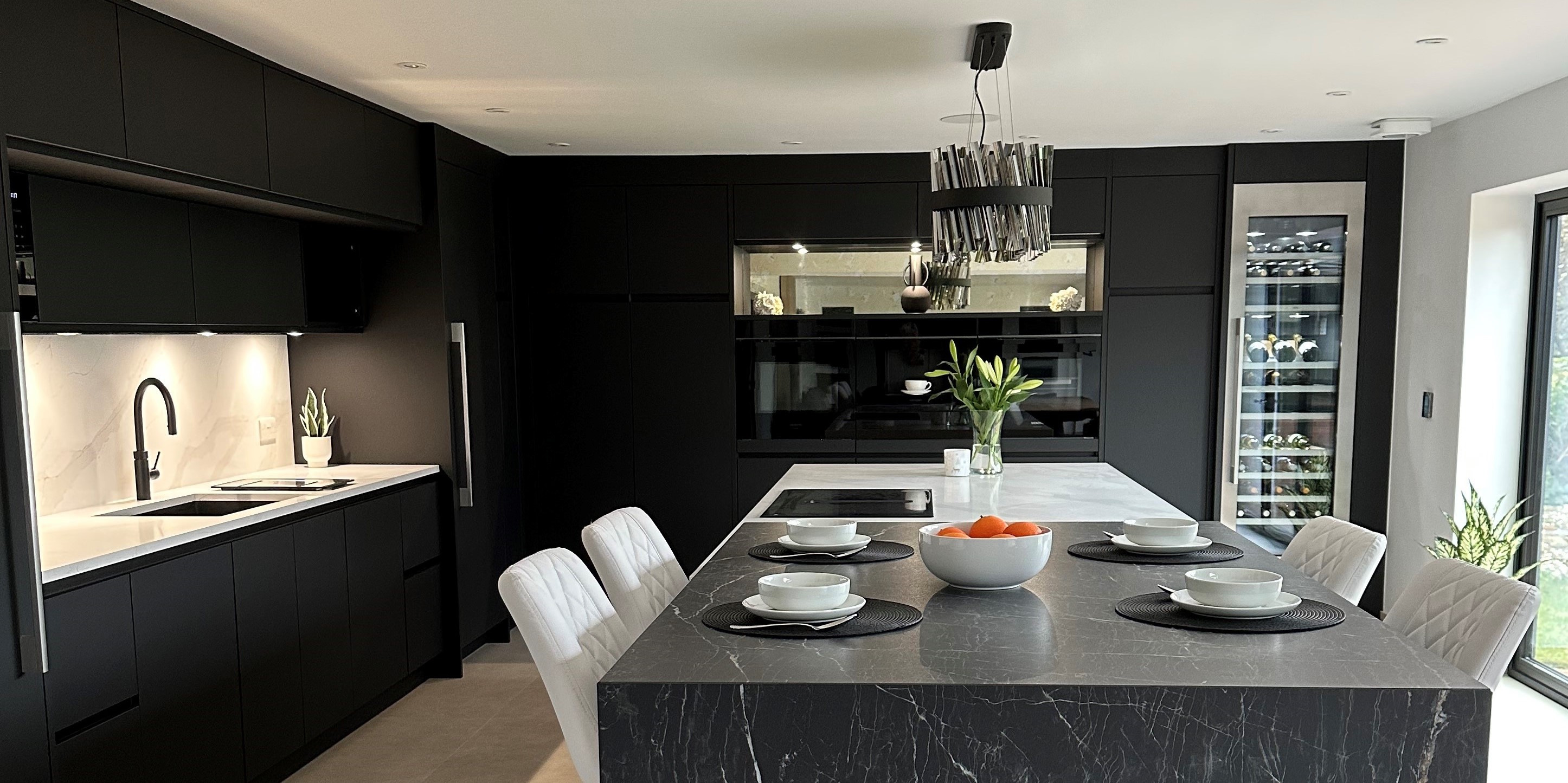 Black handless kitchen by Mike Hughes Fiited Interiors 12 1