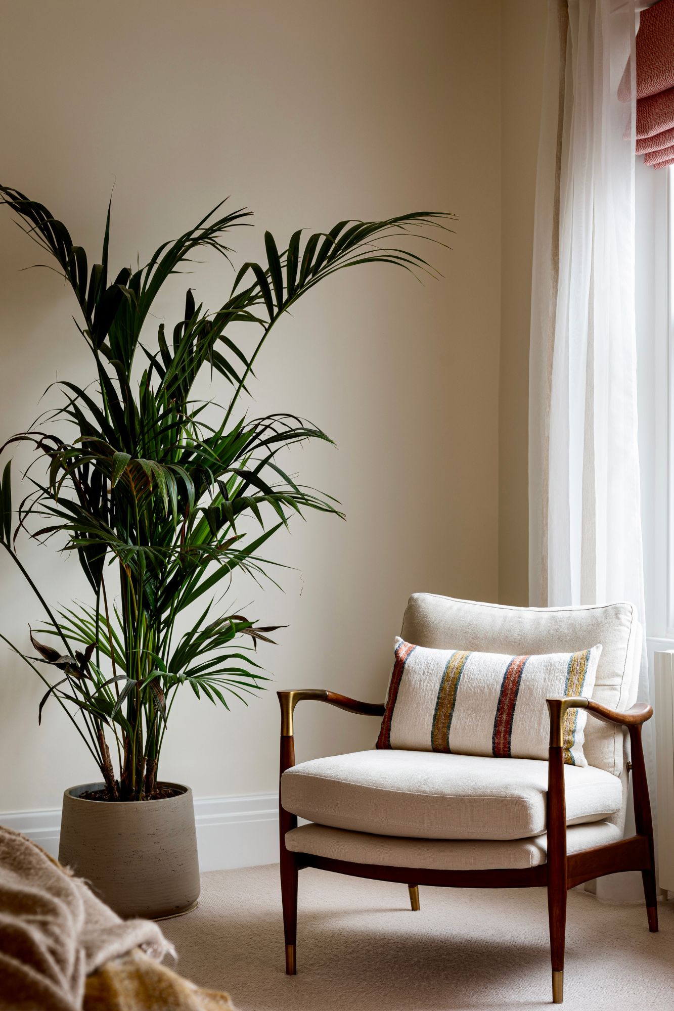 Sadie Pizzey Interiors, Sadie Pizzey Interiors: Weaving Vibrant Colours through Rustic Textures