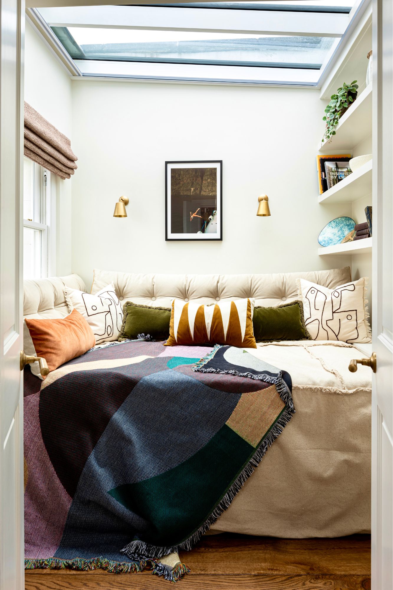 Sadie Pizzey Interiors, Sadie Pizzey Interiors: Weaving Vibrant Colours through Rustic Textures