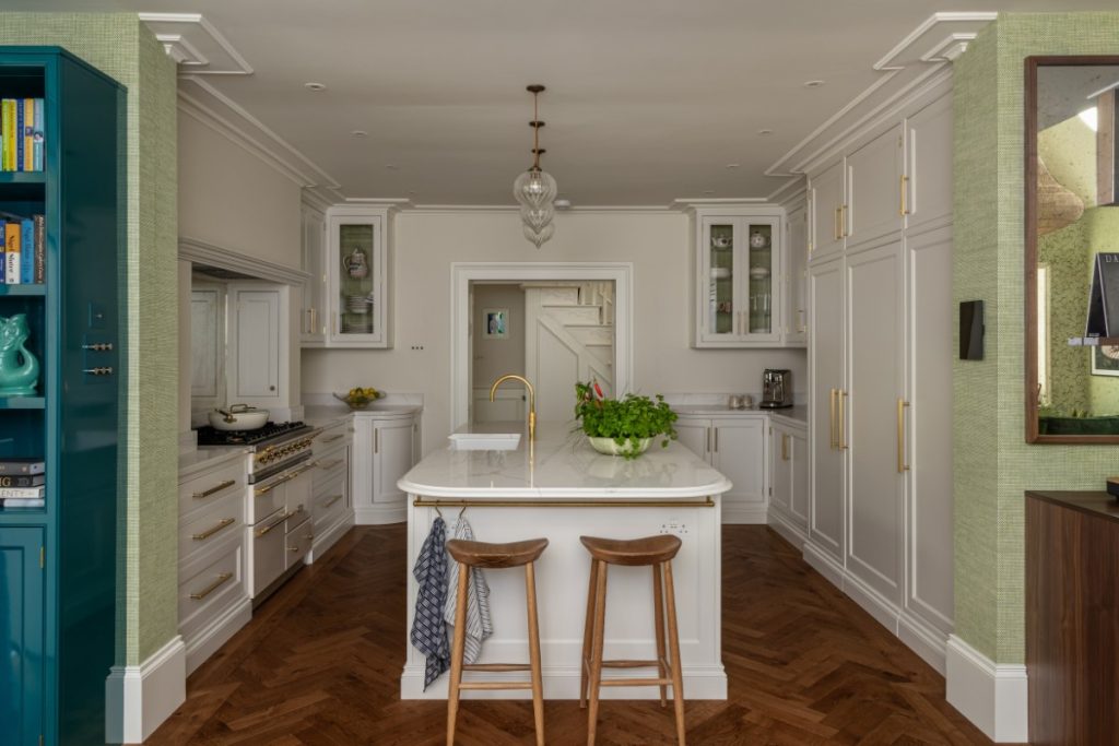 The Story Behind Lindi Reynolds & Co: Delivering Timeless Sophistication