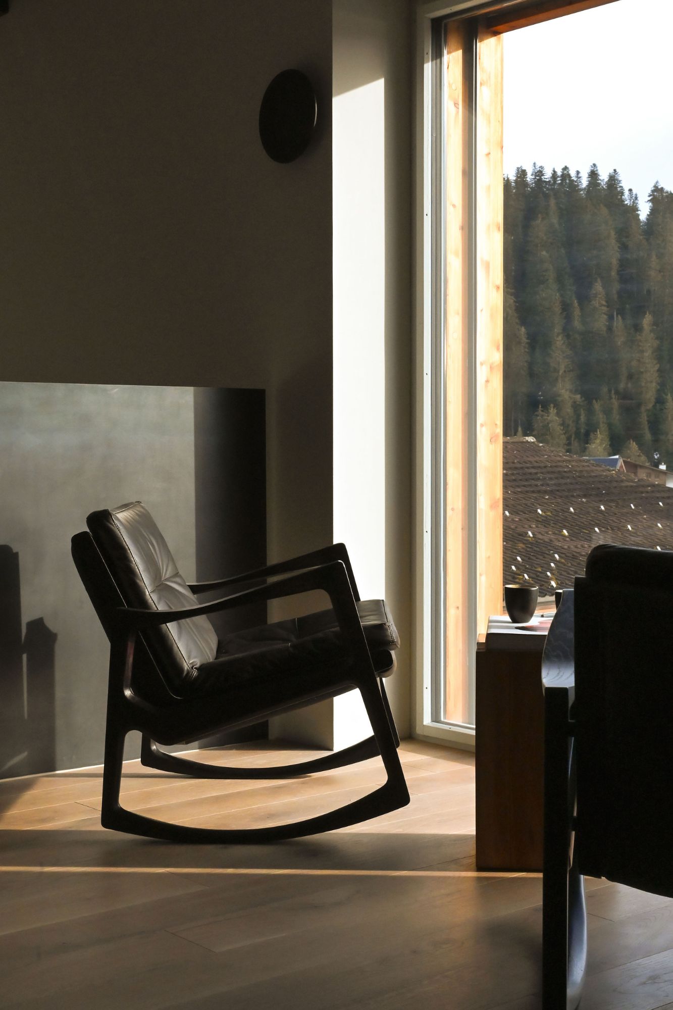 Susan Chesney Interiors, Susan Chesney Interiors Designs a Home Where Minimalist Architecture Meets Enveloping Comfort