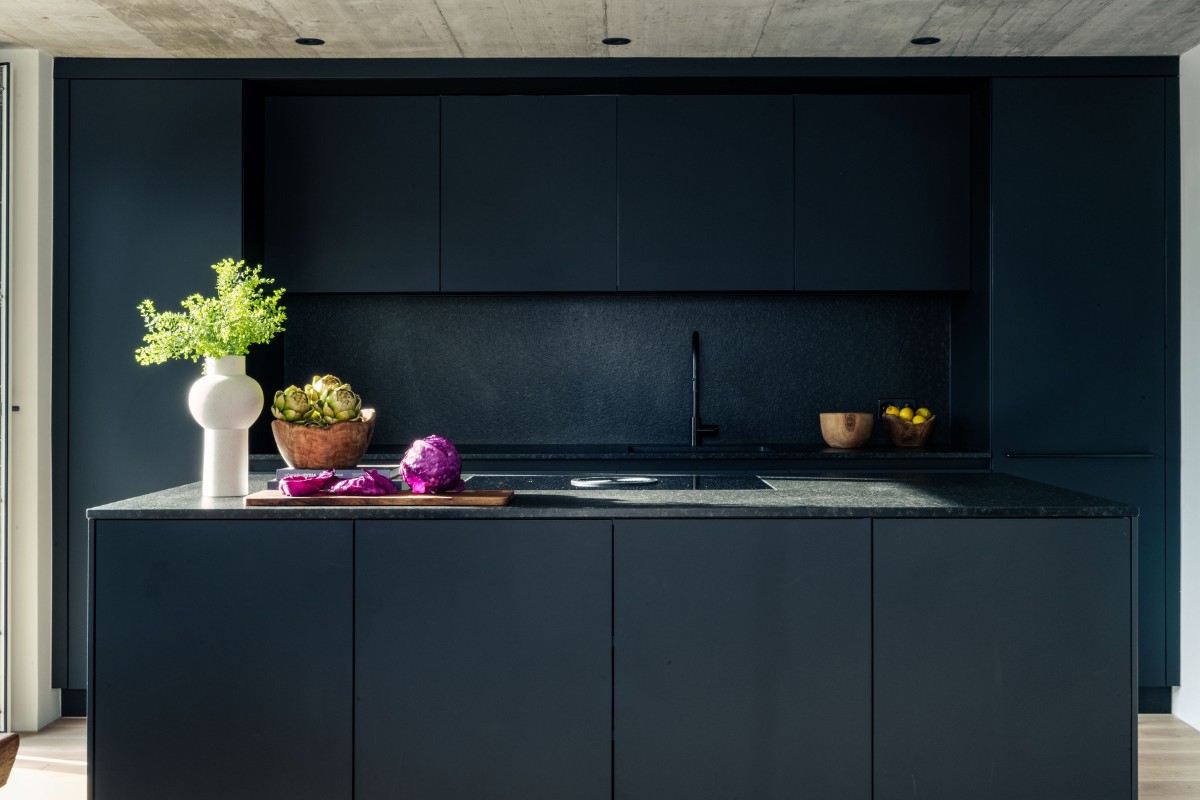 Susan Chesney Interiors, Susan Chesney Interiors Designs a Home Where Minimalist Architecture Meets Enveloping Comfort