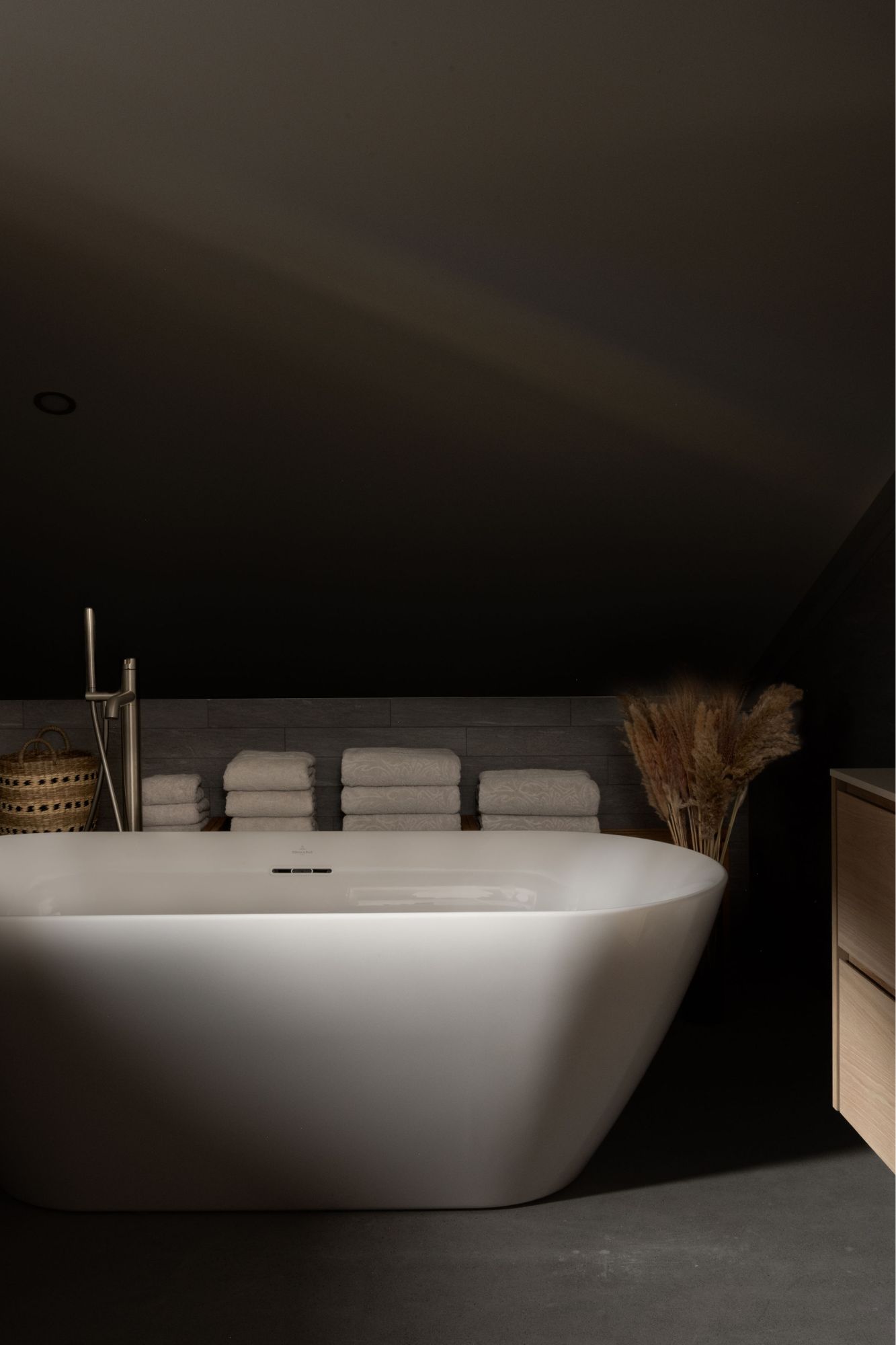 Susan Chesney Interiors, Susan Chesney Interiors Designs a Home Where Minimalist Architecture Meets Enveloping Comfort