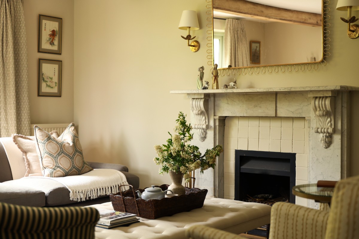 Khaya Studio, Failand Farmhouse: A Serene and Inviting Living Room by Khaya Studio
