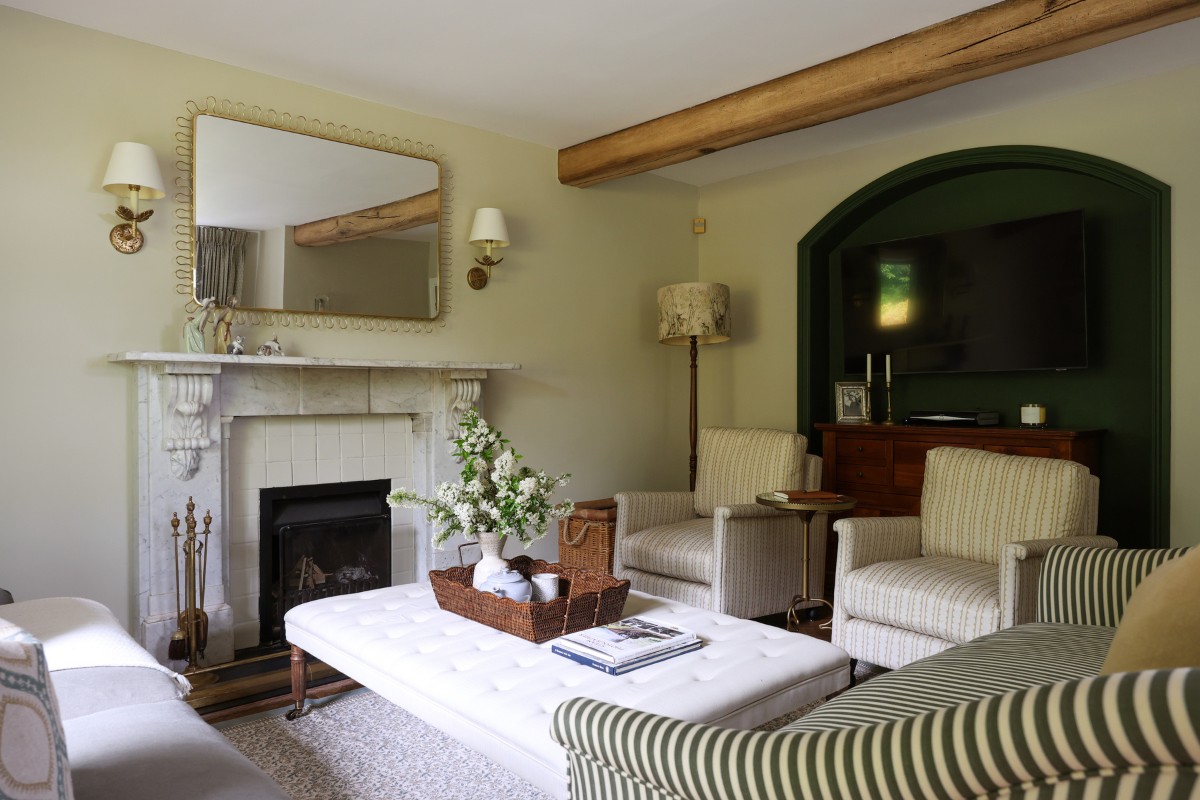 Khaya Studio, Failand Farmhouse: A Serene and Inviting Living Room by Khaya Studio