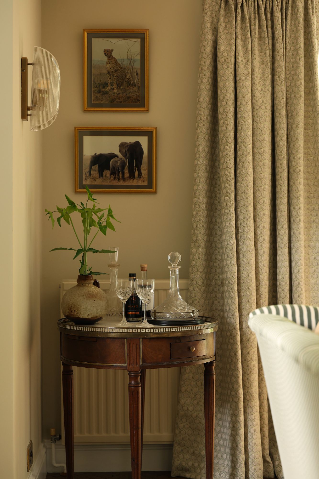Khaya Studio, Failand Farmhouse: A Serene and Inviting Living Room by Khaya Studio