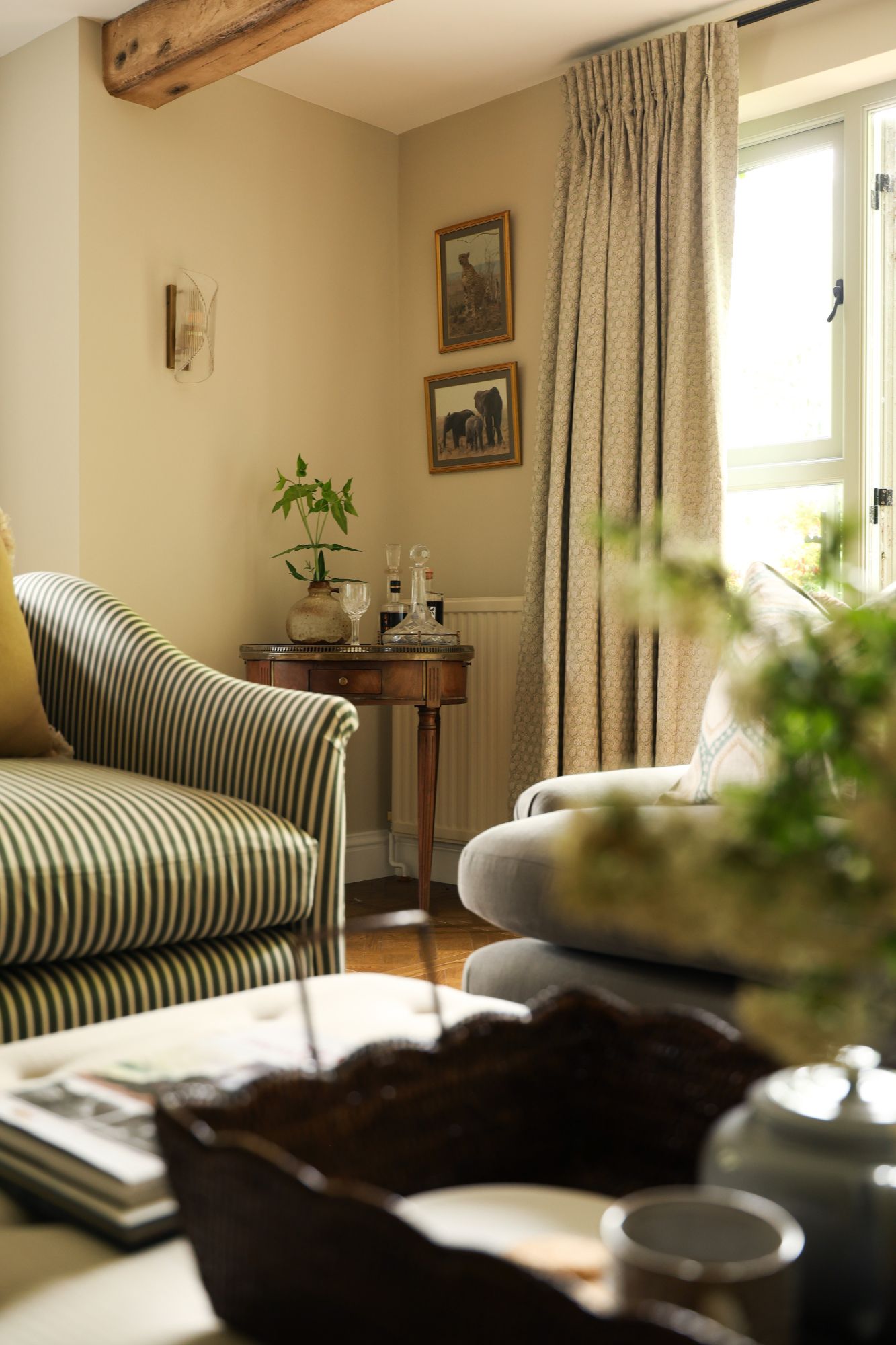 Khaya Studio, Failand Farmhouse: A Serene and Inviting Living Room by Khaya Studio