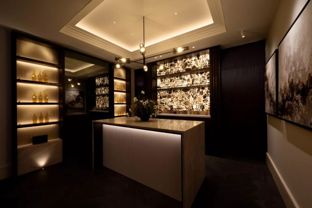 Lewis Knox Showcases Intelligent Living Through Atmosphere and Design