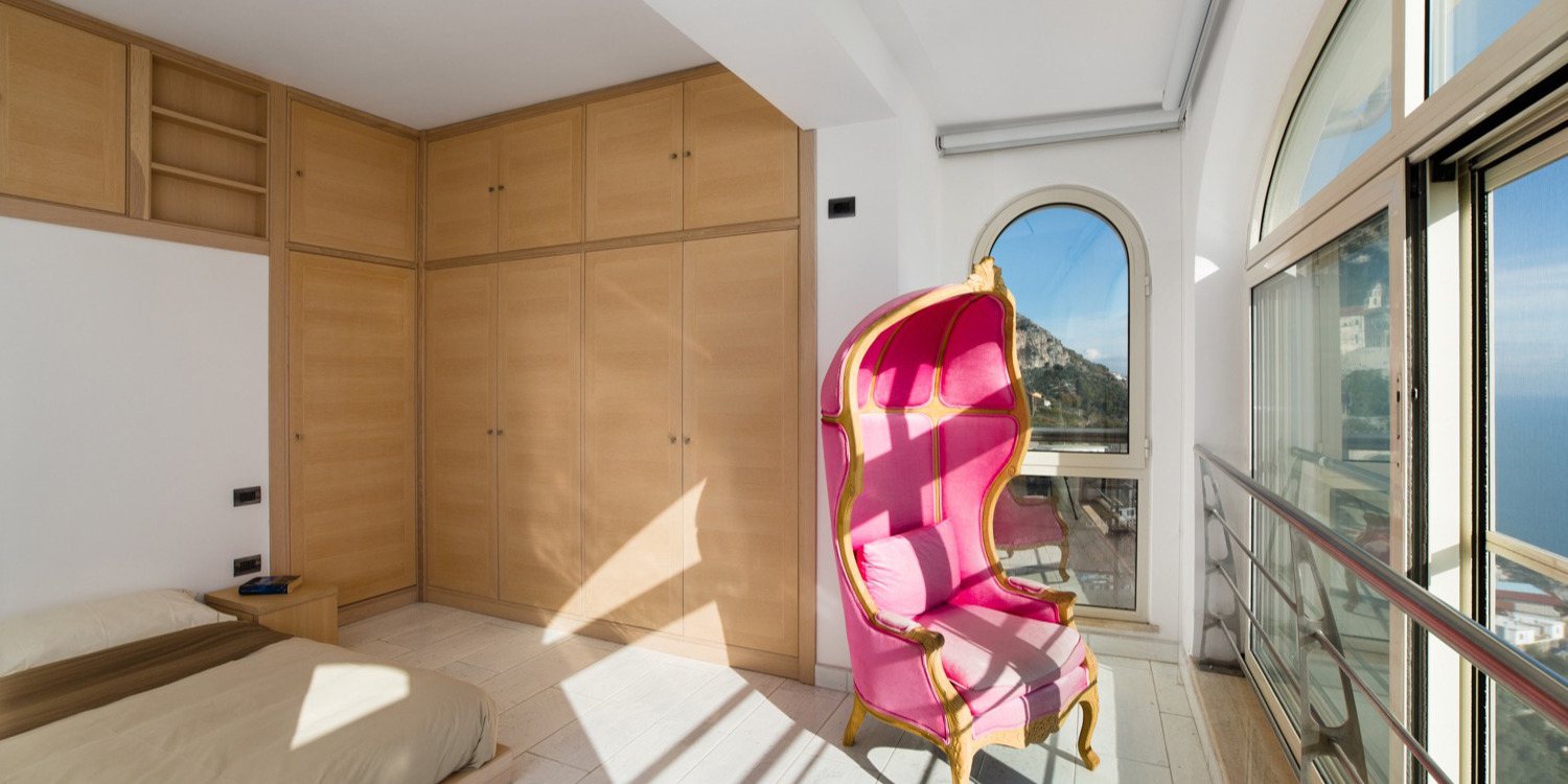 phasezero-completed-white-house-amalfi-coast-pink-chair-bedroom (3)
